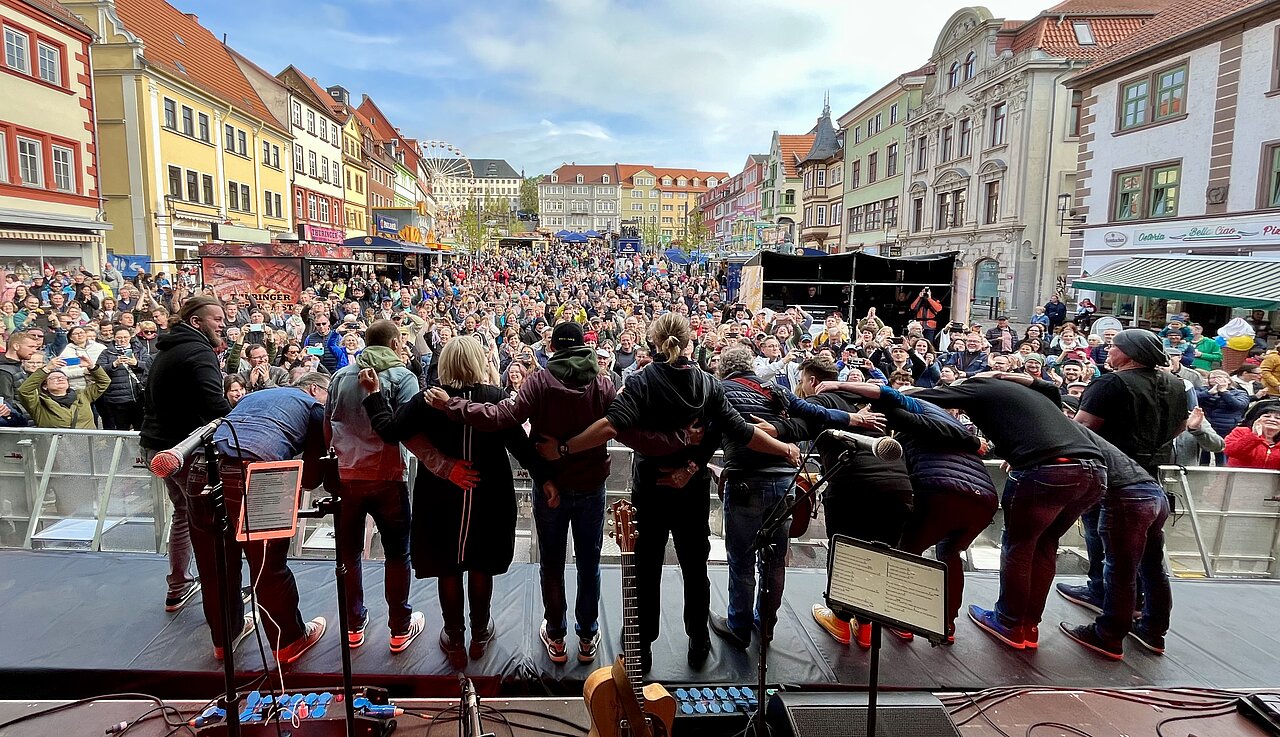 Die Band got(h)acoustic verneigt sich vor dem Publikum auf dem Hauptmarkt in Gotha